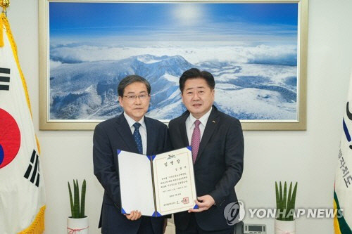 제주신용보증재단 김광서 이사장 임명하는 오영훈(오른쪽) 제주지사[제주도 제공]